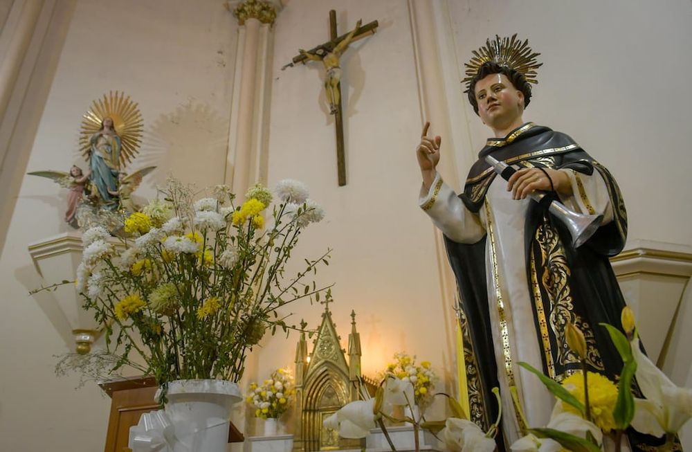 San Vicente Ferrer hizo varios milagros alzando su dedo índice. Así se lo inmortalizó en sus imágenes. Foto  : Orlando Pelichotti / Los Andes.