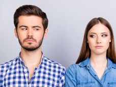 Una persona que mira de reojo de manera constante genera curiosidad por los múltiples significados que tiene esa expresión.