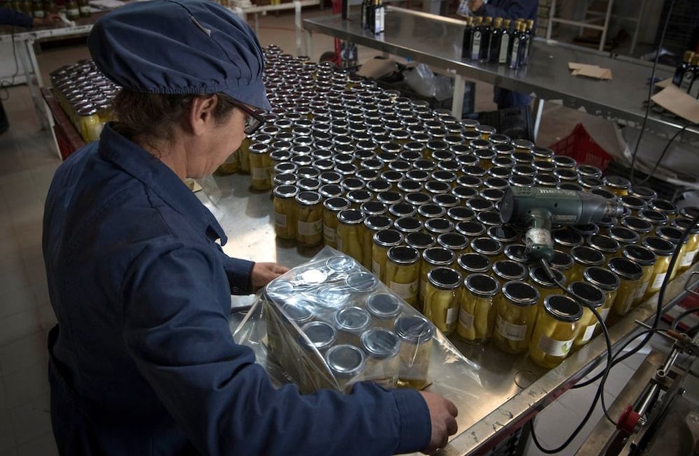 En problemas. Las fábricas están recibiendo pequeñas cantidades de envases y se complica su producción. Foto: Orlando Pelichotti / Los Andes