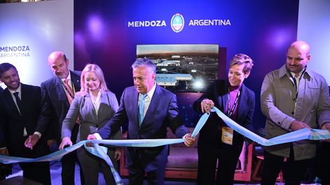 Mendoza tuvo su propio stand, por primera vez, en la Expo Minera San Juan. Después de la inauguración, el gobernador Alfredo Cornejo firmó el acuerdo de la Mesa del Cobre. Foto: Gobierno de Mendoza