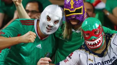 Es común ver en las gradas de fútbol estas simpáticas máscaras de lucha libre