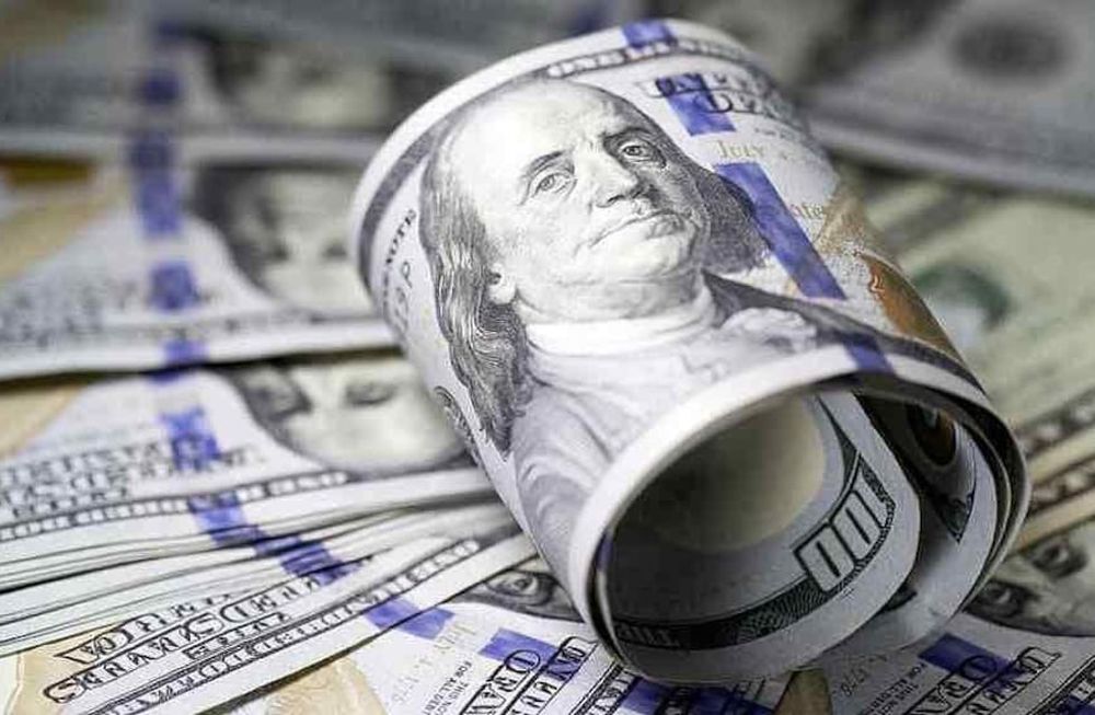 DÓLAR. Así cierra la semana la divisa, con aumentos en el oficial, y una brecha con las cotizaciones paralelas que alienta el puré (AP/Archivo).