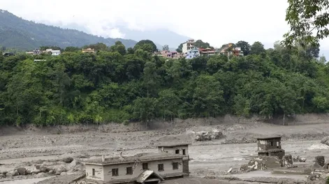Nepal busca a decenas de desaparecidos tras una violenta riada llegada del Tíbet.