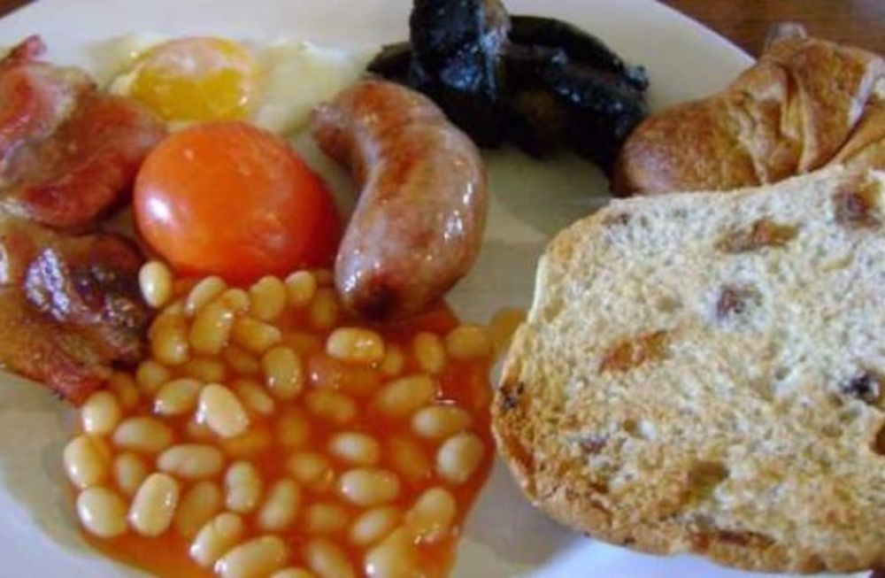 El desayuno incluye salchichas, lonchas de tocino, huevos fritos, rebanadas de morcilla, 15 tostadas y pan frito con mantequilla, entre otras cosas.