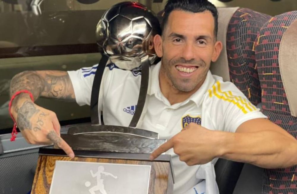 Carlos Alberto Tevez con la copa Diego Armando Maradona que Boca ganó en San Juan. / Twitter Carlos Tevez