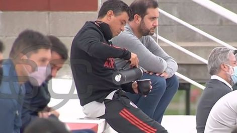 A puro mate, Marcelo Gallardo observó en el River Camp el triunfo de la Reserva. / TV
