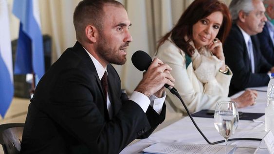 El 16 de abril, Guzmán lanzaba la primera oferta diciendo que no había más plata para otra oferta. A su lado estuvo la vicepresidenta Cristina Fernández.