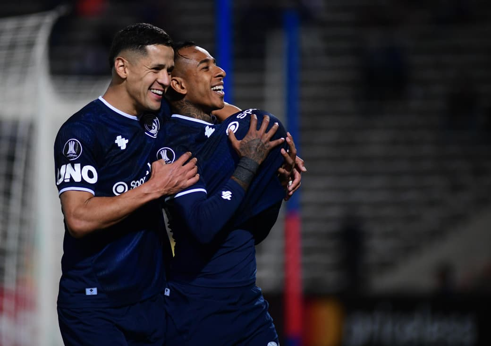 El goleador paraguayo volvió a demostrar su vigencia en la Lepra; aquí celebra junto a Sebastián Villa, autor de uno de los goles en la goleada.