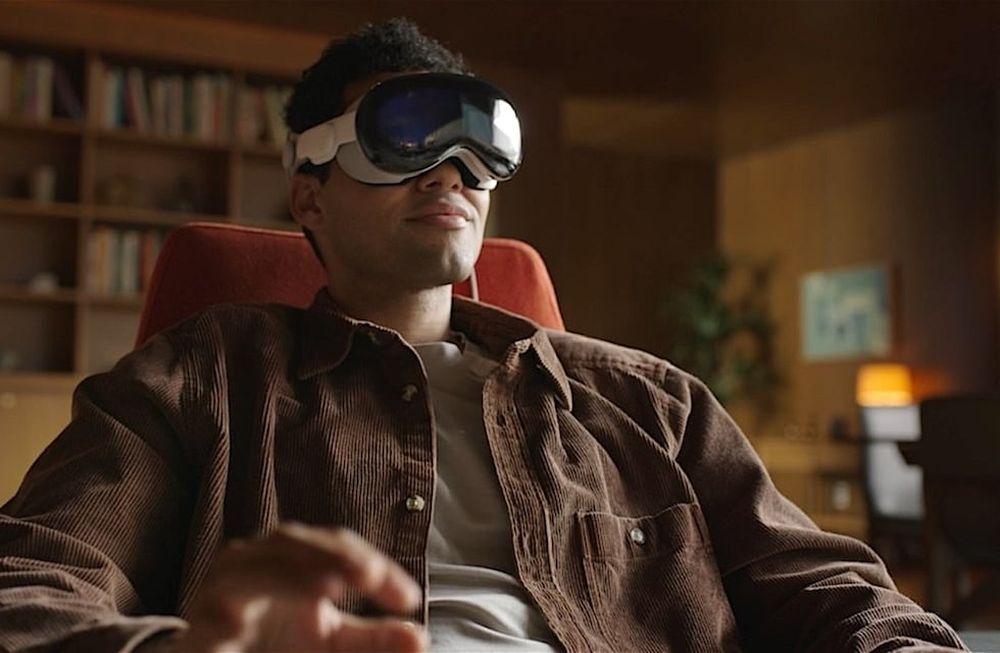 Ya salió a la venta Apple Vision Pro, las gafas de computación espacial de Apple y las primeras reseñas hablan de excelencia tecnológica y confusión funcional.