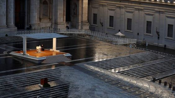 COVID-19. El Papa Francisco, una figura blanca sola en el centro, pronuncia una oración Urbi et orbi desde la Plaza de San Pedro vacía, en el Vaticano, el viernes 27 de marzo de 2020. (AP)