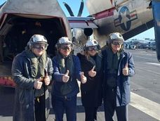 El presidente Javier Milei junto junto al embajador Peter Lamelas, Karina Milei y Pablo Quirno a bordo del portaaviones USS Nimitz durante ejercicios navales conjuntos con Estados Unidos