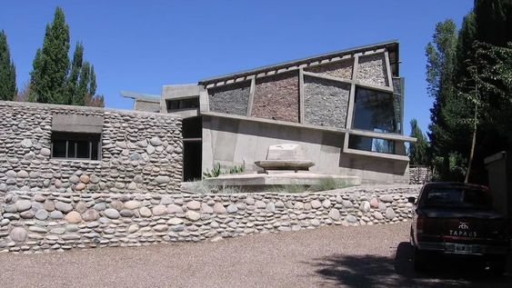 Con una superficie de 1.800 m2 cubiertos, la estructura metálica de techos y cerramientos se resuelve con tubos de descarte de la industria petrolera.