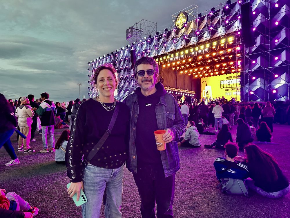 Lorena Misetich, agente de prensa de Produce Crack, y Ringo Obreg&oacute;n, del Club del Vinilo, presentes desde temprano en esta gran apertura de la Fiesta provincial de la Cerveza.