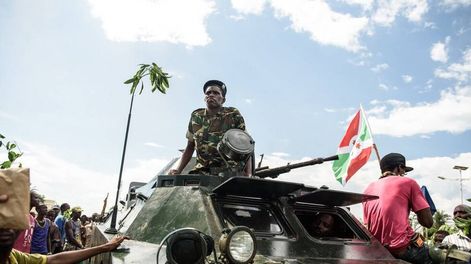Tras dos semanas de violentas protestas, el ejército de Burundi anuncia un golpe de Estado