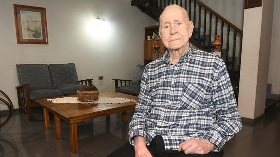 Nilo admite que sale poco de su hogar, en el barrio Bombal de Godoy Cruz. Pero se mantiene actualizado y trabajando. | Foto: José Gutiérrez / Los Andes