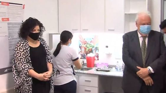 El ministro González García presenció el inicio plan de vacunación nacional y destacó “la equidad” del operativo