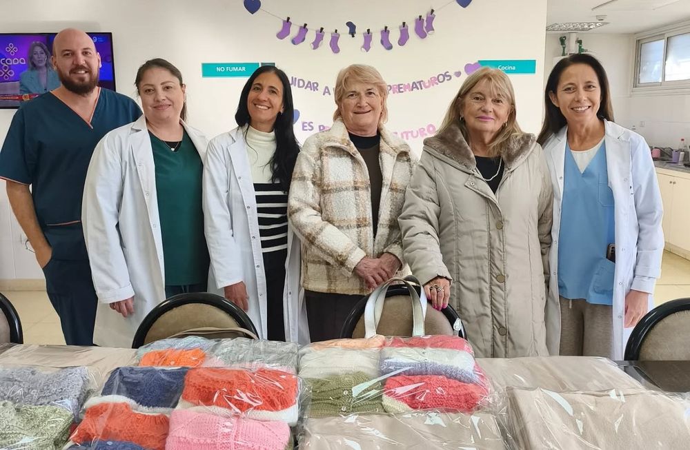 Tejedoras voluntarias: crean abrigos para los recién nacidos del Hospital Perrupato.