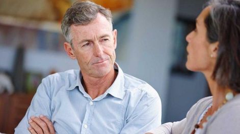 Una persona que mantiene esa postura habitualmente ofrece menos motivos para interpretar cada aparición como una reacción emocional.