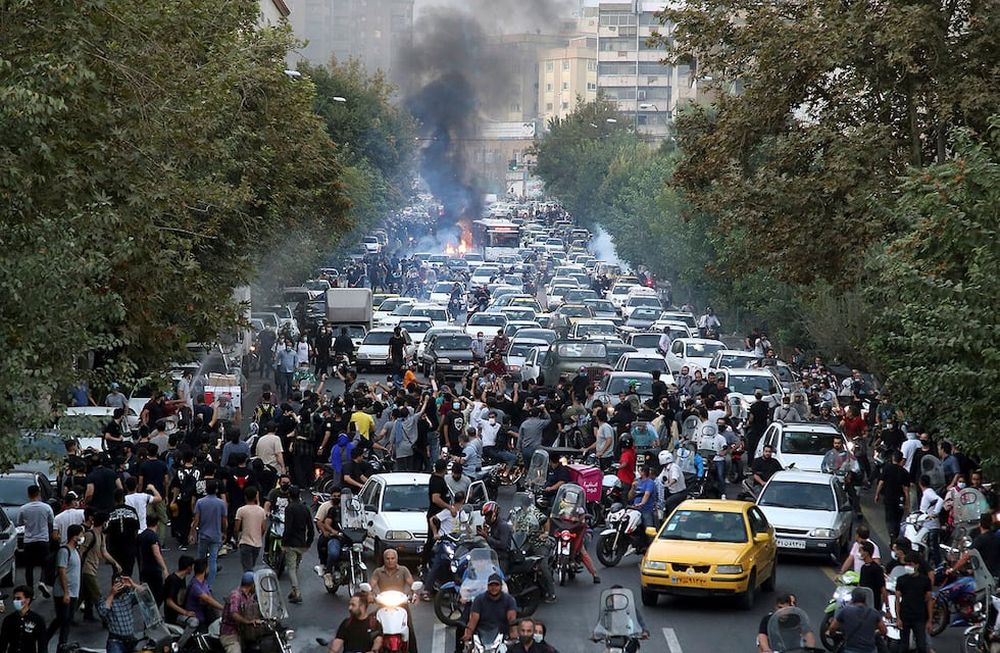 Manifestantes corean consignas durante una protesta por la muerte de una mujer que fue detenida por la moral. policía, en el centro de Teherán, Irán. Foto AP