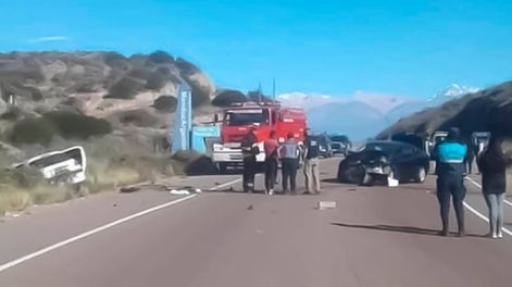 Policías y bomberos trabajando sobre la ruta 86 luego del siniestro ocurrido en horas del mediodía./Gentileza