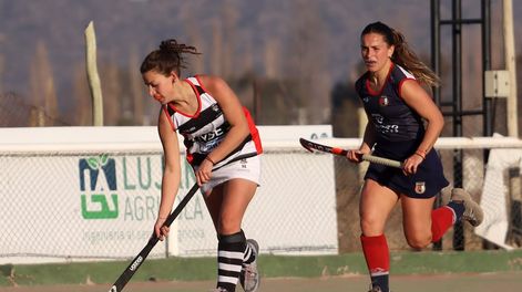 Amalia Farina, jugadora de Peumayén se escapa con la bocha en el triunfo de las Rayitas ante Marista B. / Foto Gentileza Emmanuel González