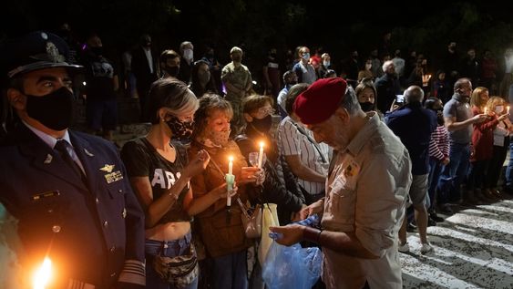 En la plaza Independencia se realizó este jueves una vigilia para conmemorar el Día del Veterano y de los Caídos en la Guerra de Malvinas, y a las 0 del viernes 2 de abril se encendió una vela y se nombró a los 15 mendocinos fallecidos en el conflicto. Foto: Ignacio Blanco / Los Andes