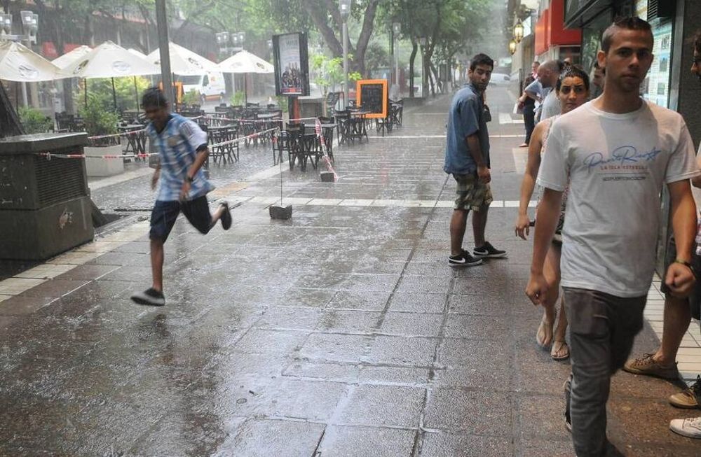 Temporal de lluvia y granizo: afectó parte del Gran Mendoza y en el Valle de Uco hay 22 familias evacuadas