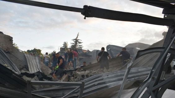 En esta imagen, distribuida por la Policía Nacional de Ucrania, varias personas retiran los escombros en el restaurante RIA Pizza, destruido por un ataque ruso en Kramatorsk, Ucrania, el 27 de junio de 2023.