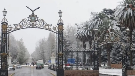 Para quienes disfrutan el frio como el team invierno están de festejo porque se vienen días con heladas intensas, nevadas en cordillera y el sur provincial, y bajas temperaturas.&nbsp;
