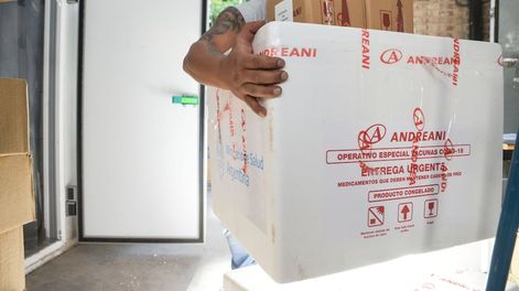 Una de las cajas con las dosis que llegaron ayer es ingresada a la cámara frigorífica del Vacunatorio Central.