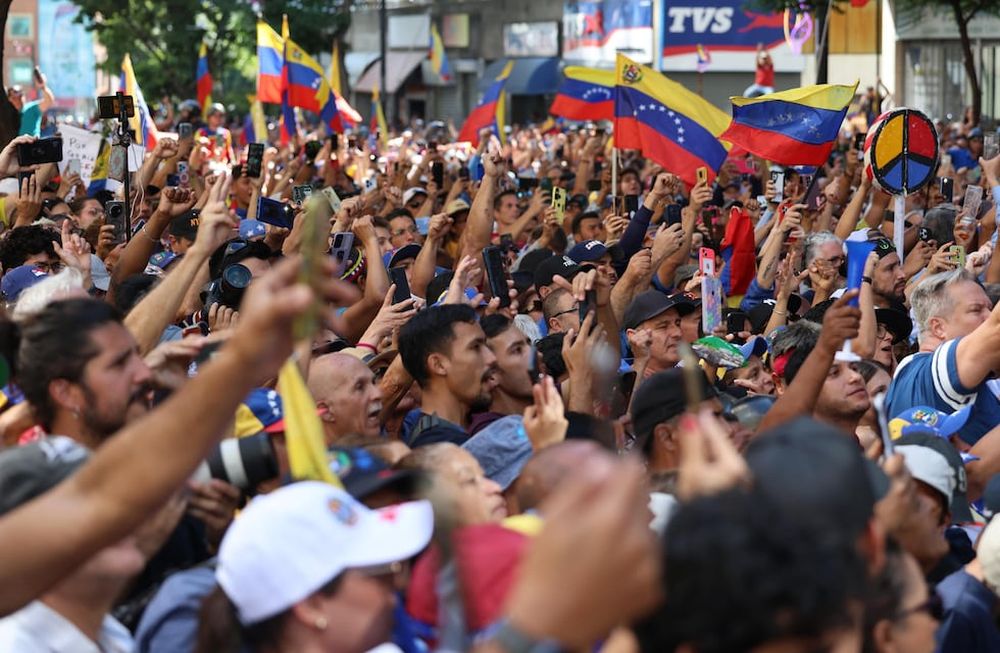 Seguidores de la líder antichavista María Corina Machado sostienen banderas este jueves, en una manifestación en Caracas (Venezuela). Machado anunció, a un día de la toma de posesión presidencial, el comienzo de una nueva fase del proceso para la libertad de Venezuela, y pidió a los ciudadanos estar atentos a las señales sobre los próximos pasos. Foto: EFE/ Miguel Gutiérrez