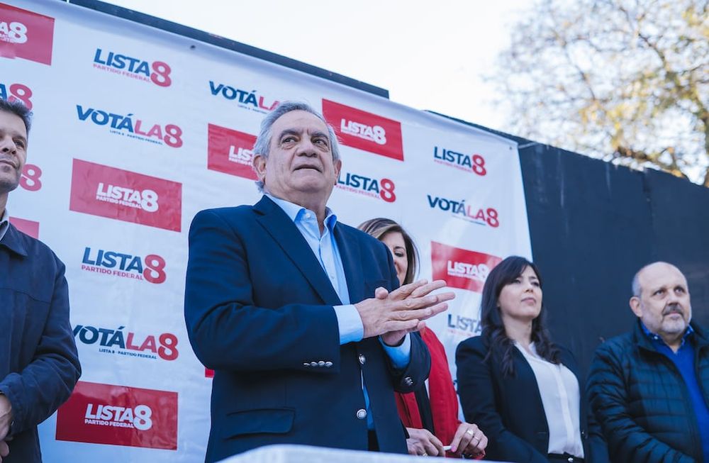 Carlos Iannizzotto cerró la campaña del Partido Federal en la Plaza Independencia y en San Rafael.