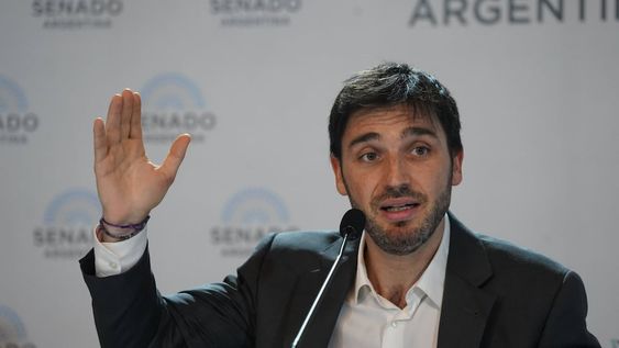 El mandatario de Chubut, Ignacio Torres, habló durante la conferencia de prensa de gobernadores del sur en el Senado de la Nación. Foto: Federico Lopez Claro