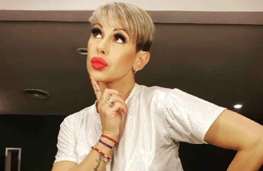 La foto ardiente de Mónica Farro acostada boca abajo con un hilo dental y la mano de su marido sobre su cola