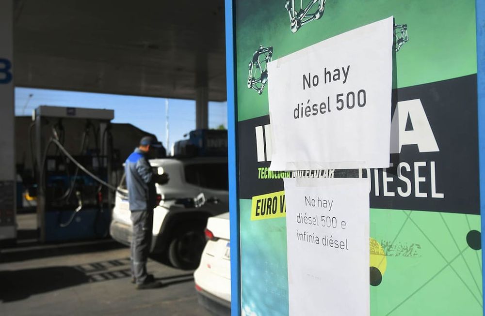 Los operadores de estaciones de servicio piden al gobierno poner fin al congelamiento de precios y ayudar para evitar la escasez de combustibles. Foto: José Gutierrez / Los Andes