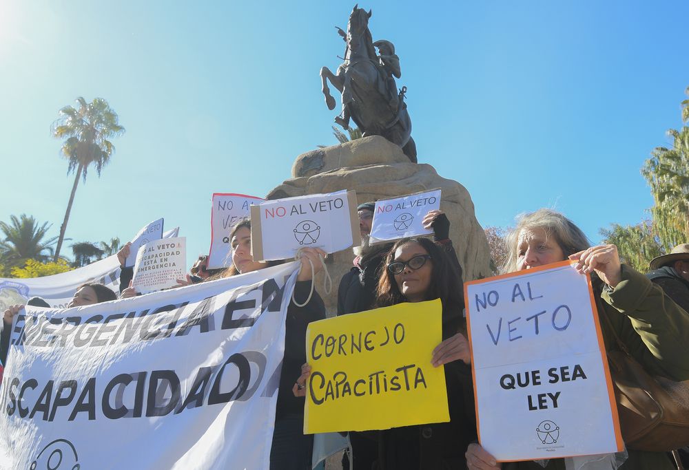 Marcha de jubilados por las calles del centro de Mendoza. Cientos de personas se manifestaron en contra del veto del presidente de Milei a las leyes que aumentan el salario de los jubilados y declaran la emergencia en discapacidad. 