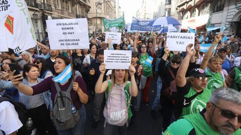 Marcha universitaria frente al Congreso. Foto: DAMIAN DOPACIO/NA