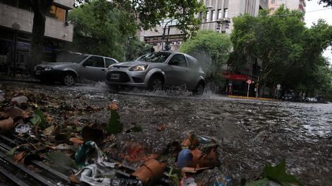 Las calles de Mendoza quedaron anegadas después de la tormenta