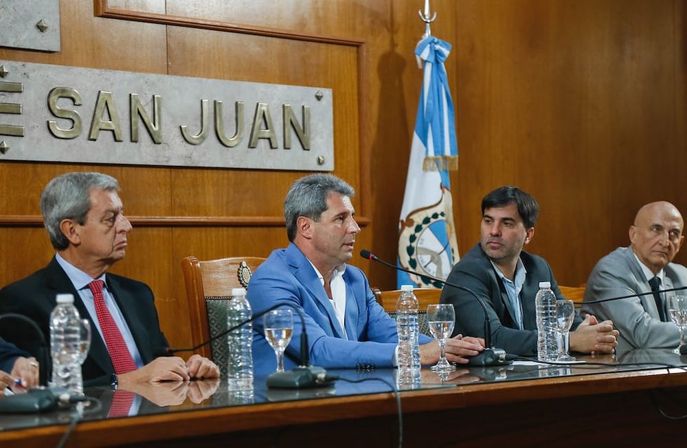 Sergio Uñac con las autoridades con las que firmó el convenio para que se instale la agencia nacional.