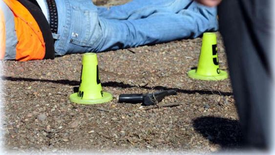 Vecinos agobiados por el crecimiento de la inseguridad apelan a sus propias fuerzas para compensar la ausencia de representantes de la ley y repelen un asalto domiciliario con el saldo de algún causante herido o muerto.