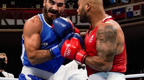 Los Andes | El boxeador francés Mourad Aliev fue descalificado por un cabezazo al británico Frazer Clarke  - Foto: Themba Hadebe