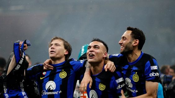 Fútbol - Serie A - AC Milan - Inter de Milán - San Siro, Milán, Italia - 22 de abril de 2024Nicolo Barella, Lautaro Martínez y Hakan Calhanoglu, del Inter de Milán, celebran la victoria en la Serie A tras el partido Foto NA: REUTERS/Alessandro Garofalo