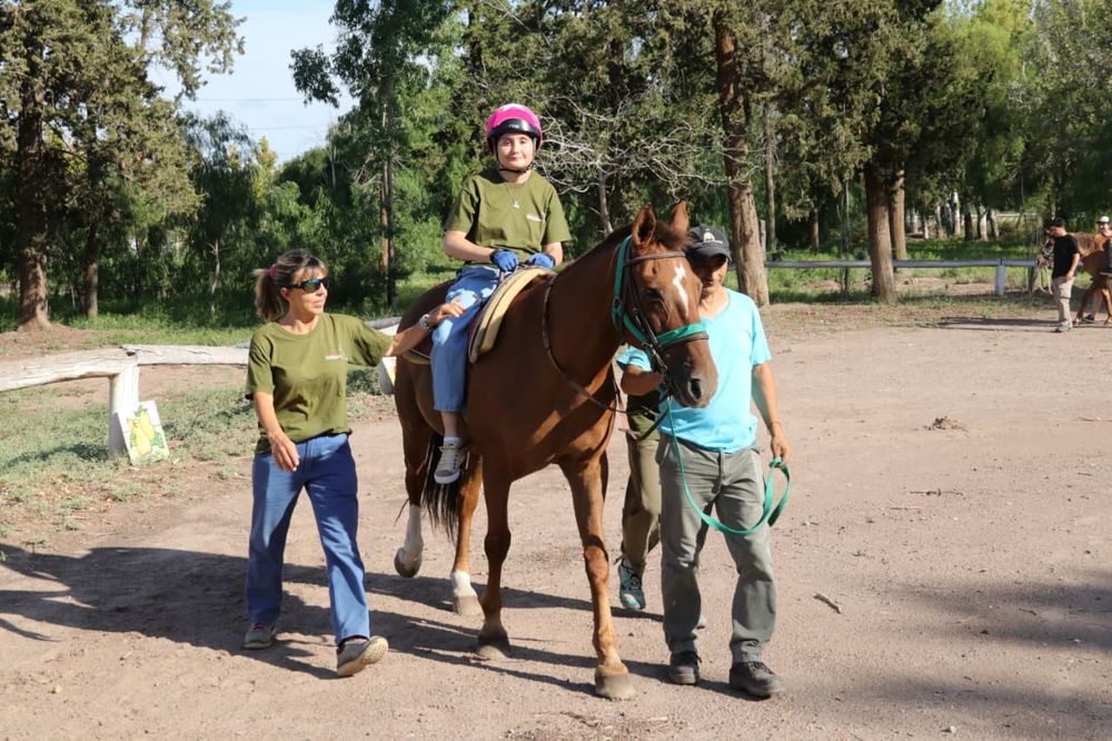 La jocketa mendocina Florencia Giménez avanza en su recuperación tras el accidente en el Hipódromo de Palermo en 2023. (Daniel Caballero - Los Andes)