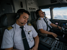 dos pilotos se quedaron dormidos durante 28 minutos en pleno vuelo con mas de 100 pasajeros a bordo: el incidente que expuso una falla critica
