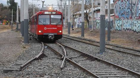 Los Andes | El Gobierno pide autorización de nueva deuda para licitar obras del Metrotranvia, ramal desde Godoy Cruz hacia el departamento de Luján de Cuyo y el que va desde Estación Avellaneda hasta el Aeropuerto.Tramo de las vías en la zona de calles Belgrano y Fr