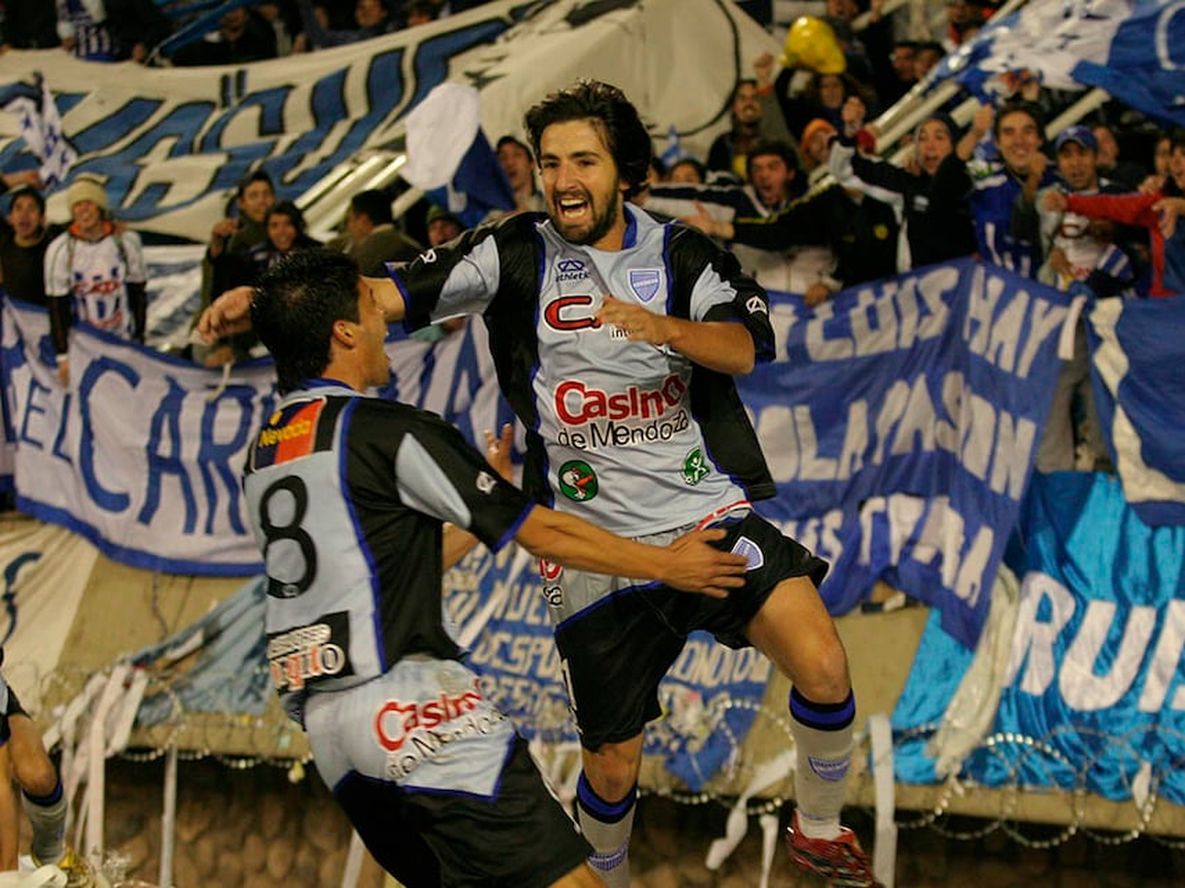Godoy Cruz festeja el ascenso en 2006.