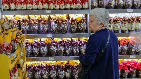 Los huevos de chocolate vuelven a ocupar las góndolas en los comercios de Mendoza.