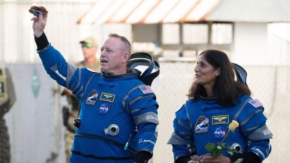 Los astronautas de la NASA Butch Wilmore (i) y Suni Williams son vistos antes de abordar la nave espacial Starliner de Boeing en la Estación de la Fuerza Espacial de Cabo Cañaveral.