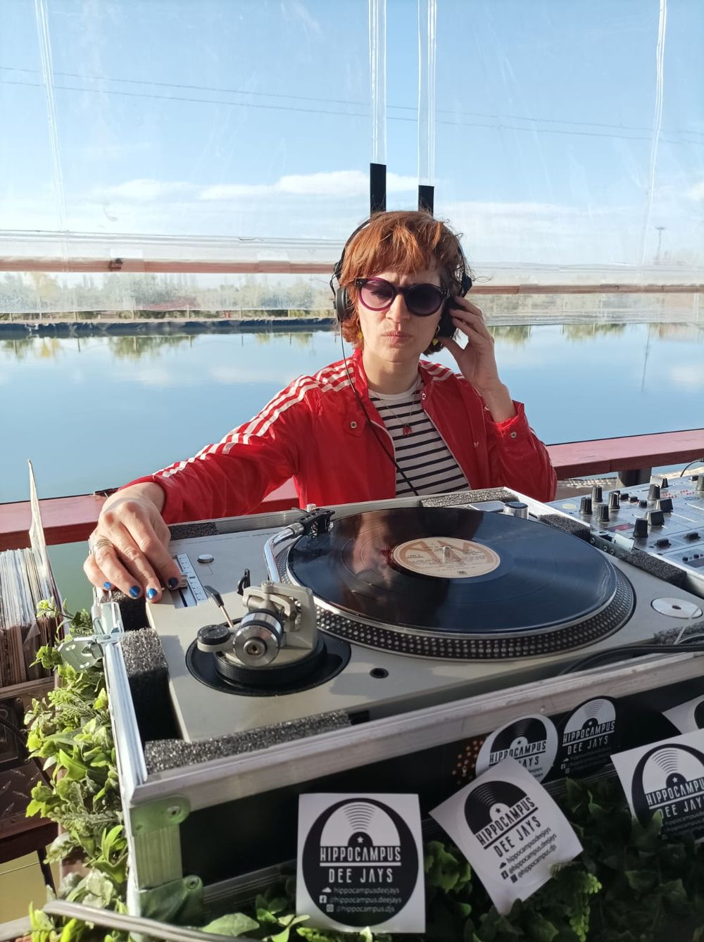 Luciana Amat es Dj y pincha música con discos de vinilo. 
