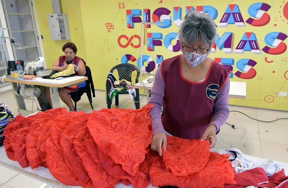 Fiesta Nacional de la Vendimia 2022. Las costureras trabajan en el vestuario, que se usarán para la fiesta mayor de Mendoza. Mirta revisando y apilando  las capuchas rojas. Foto: Orlando Pelichotti / Los Andes